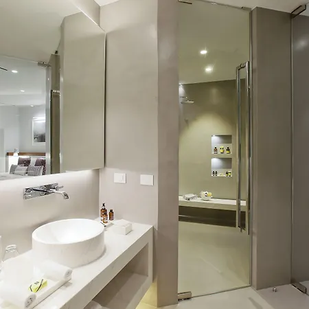 Hotel Grace Hotel, Collection