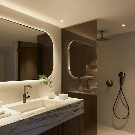 Grace Hotel, Collection