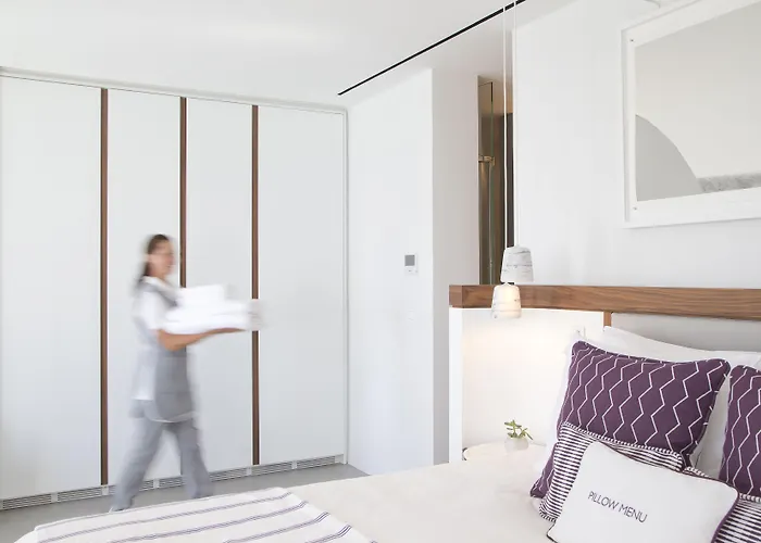 Grace Hotel, Collection