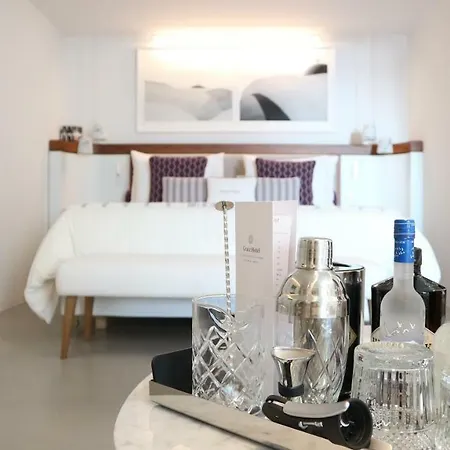 Grace Hotel, Collection
