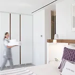 Grace Hotel, Collection