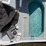 Grace Hotel, Collection