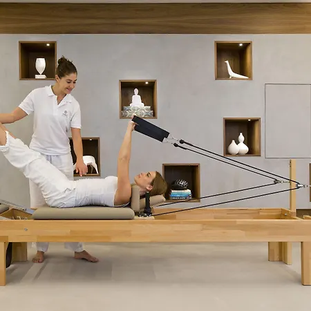 Grace Hotel, Collection